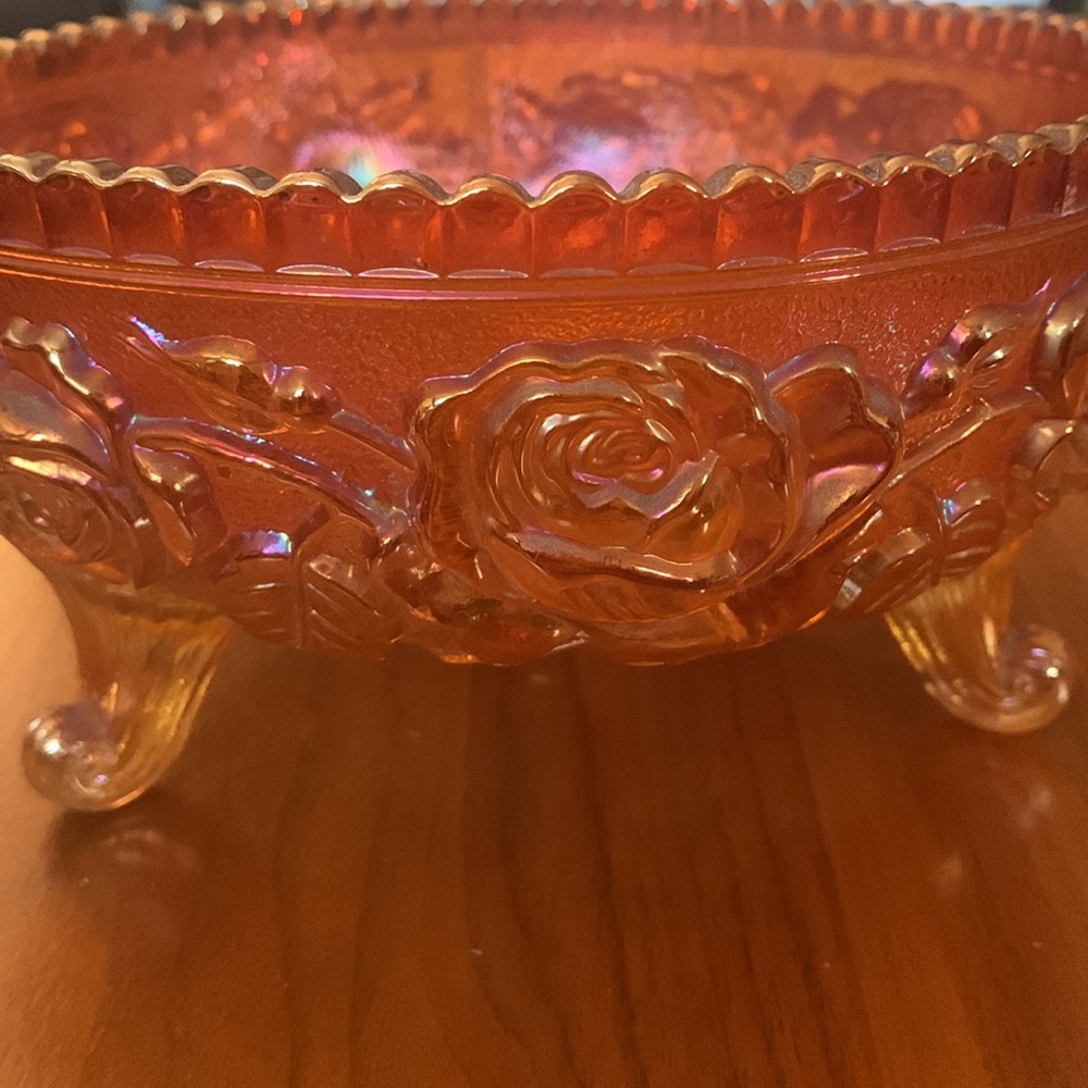 Iridescent carnival glass footed bowl embossed with roses - Picture 4 of 4